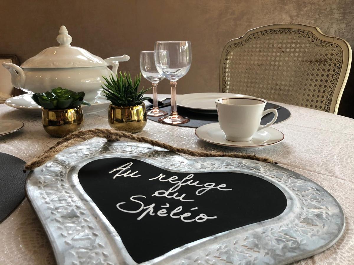 Au Refuge Du Speleo Bed & Breakfast Hotton Bagian luar foto