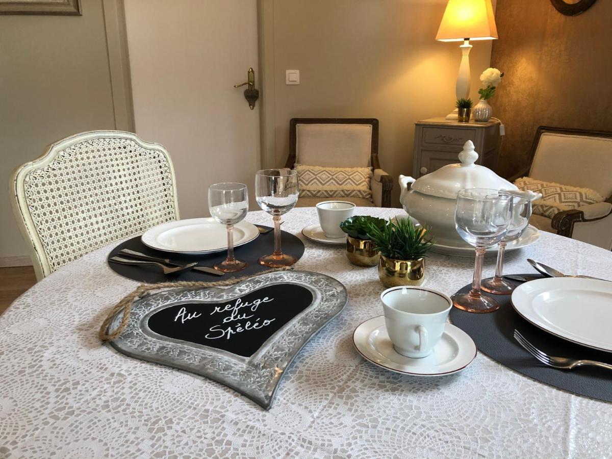 Au Refuge Du Speleo Bed & Breakfast Hotton Bagian luar foto