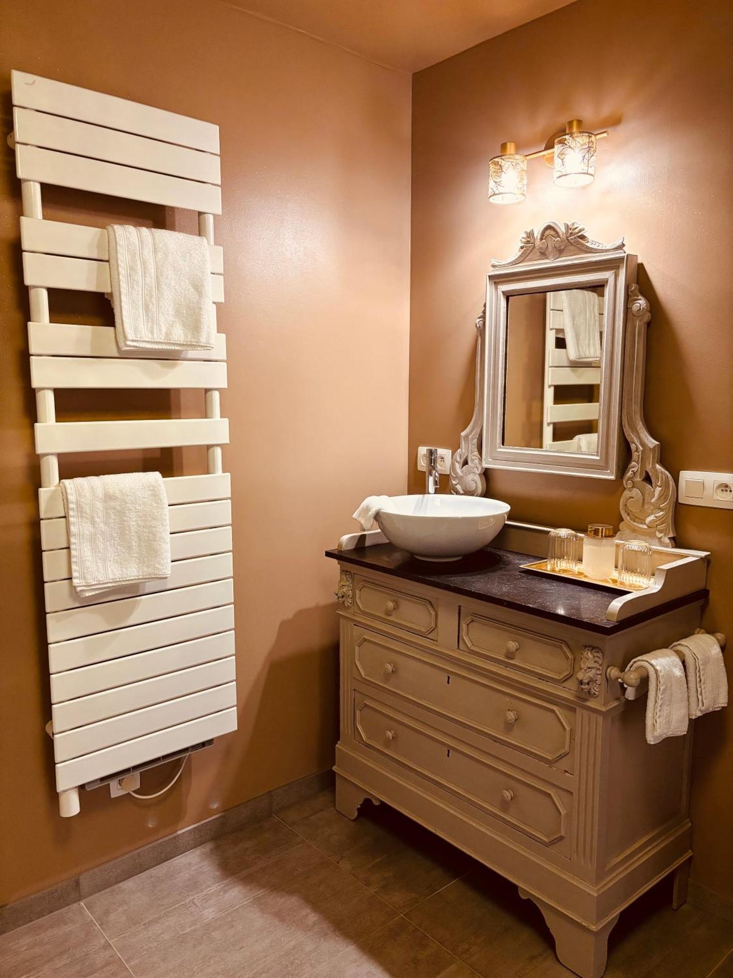 Au Refuge Du Speleo Bed & Breakfast Hotton Bagian luar foto