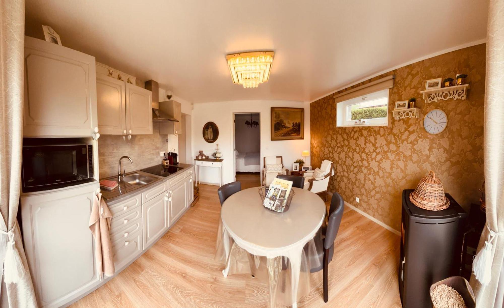 Au Refuge Du Speleo Bed & Breakfast Hotton Bagian luar foto