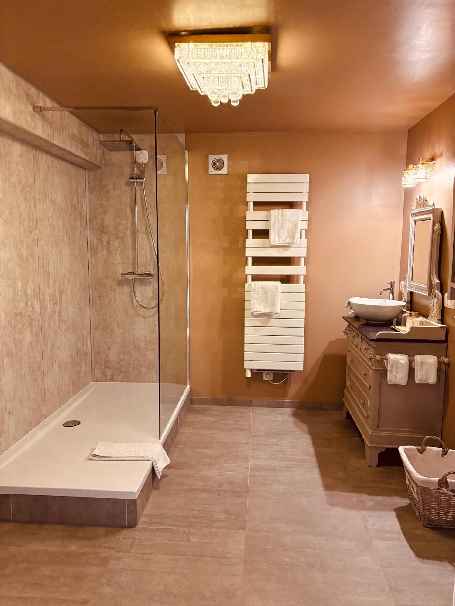 Au Refuge Du Speleo Bed & Breakfast Hotton Bagian luar foto